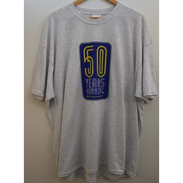 T-SKJORTE FRA IPD. LOGO BLÅ.GUL 50 YEAR RUNNING GRÅ.